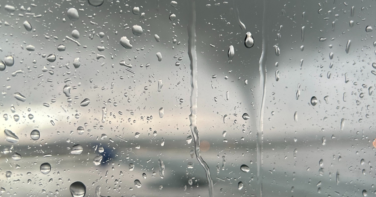 Passenger looks outside airplane to see tornado at Eppley Airfield [Video]