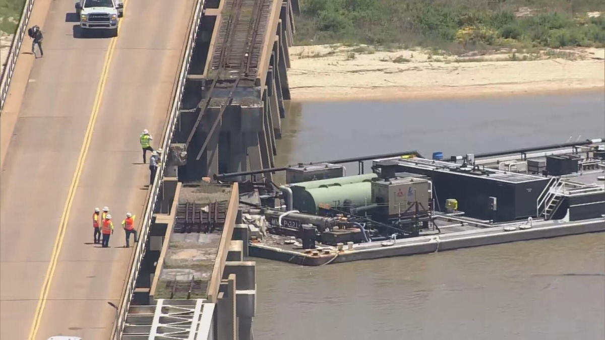 Barge hits bridge in Texas, damaging structure and causing oil spill [Video]