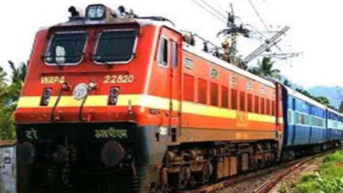 Chhattisgarh: Three Passengers Injured As Iron Pole Falls On Moving Train Near Raipur Railway Station [Video]