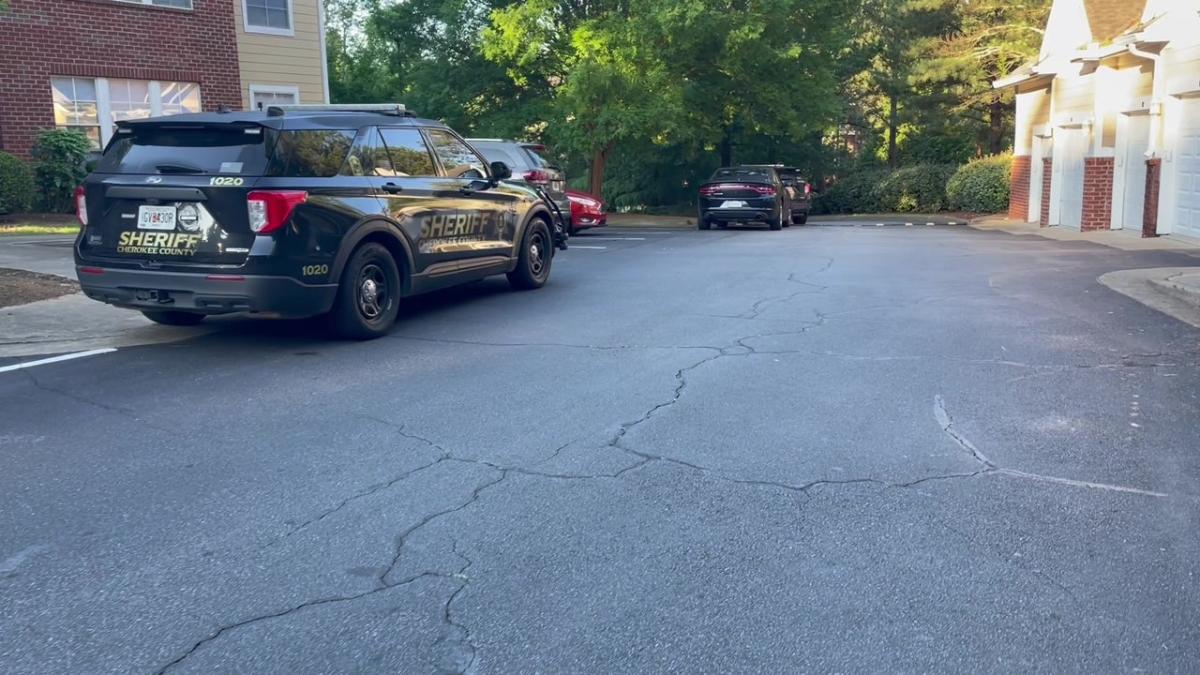 Man arrested after holding girlfriend hostage in Woodstock apartment, police say [Video]