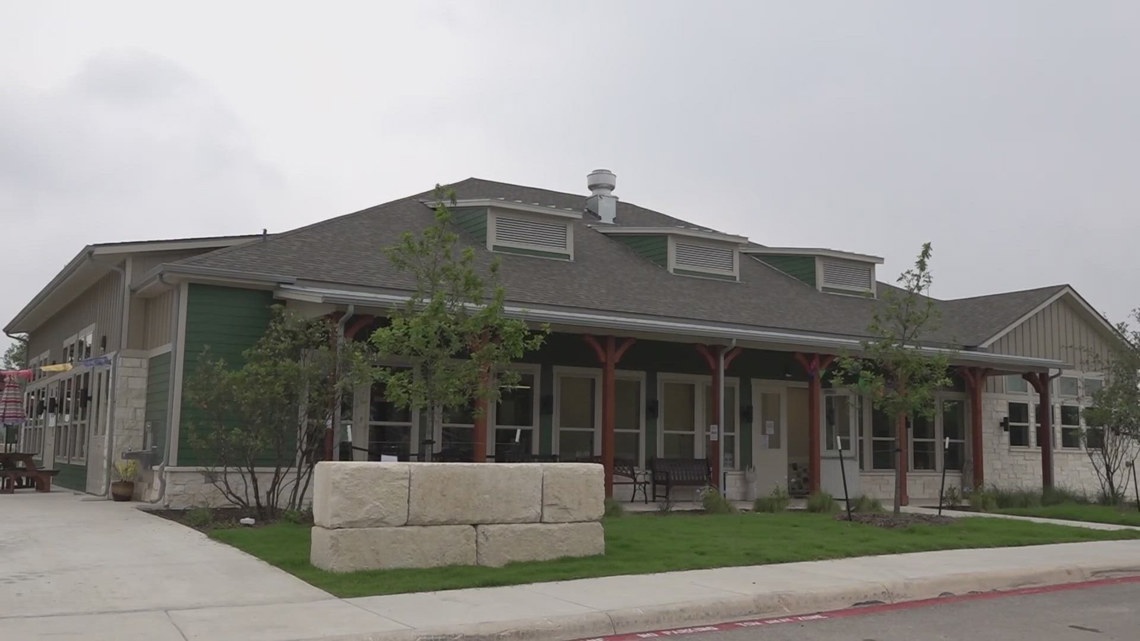 Breakfast is served in brand-new San Antonio facility for the formerly homeless [Video]
