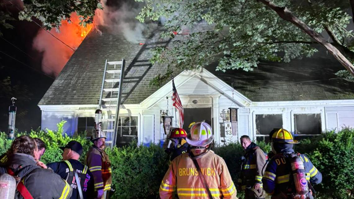 Fire on Bowdoin Street in Brunswick, Maine displaces 2 people [Video]