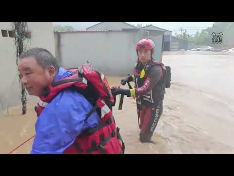 China floods evacuation: Emergency services evacuate during heavy flooding [Video]