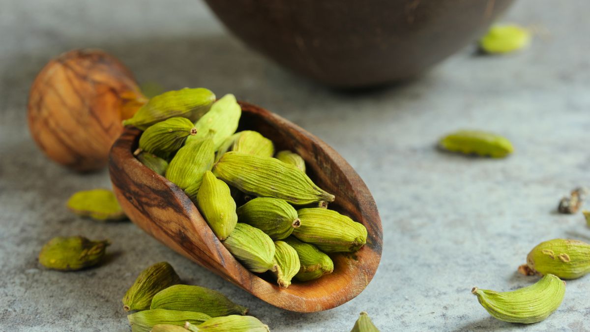 5 Reasons Why You Should Consume Cardamom Regularly For Good Skin And Hair [Video]