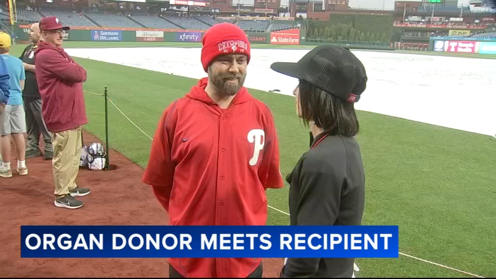 Kidney transplant recipient meets donor for first time at Philadelphia Phillies game at Citizens Bank Park [Video]