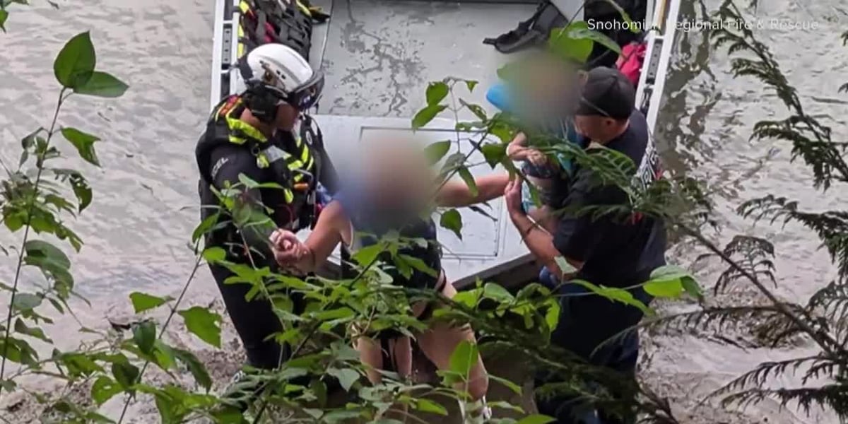 10 people, including toddler, rescued from river after floats get caught [Video]