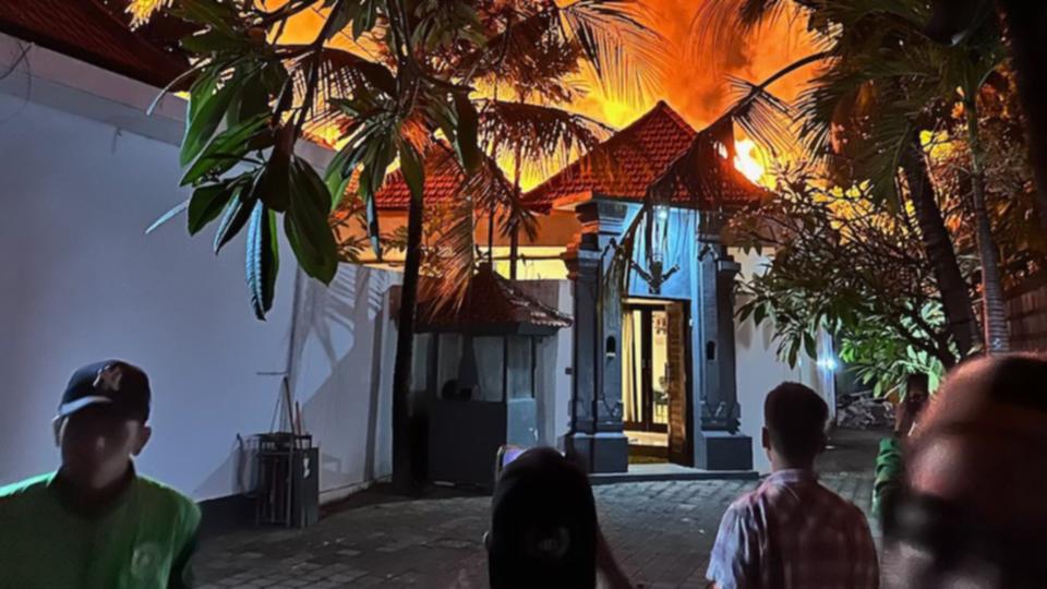 Massive fire engulfs Seminyak, Bali villas leaving Aussie tourists stranded without their passports [Video]