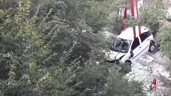 Woman and two children rescued as car falls from bridge in Italy | News [Video]