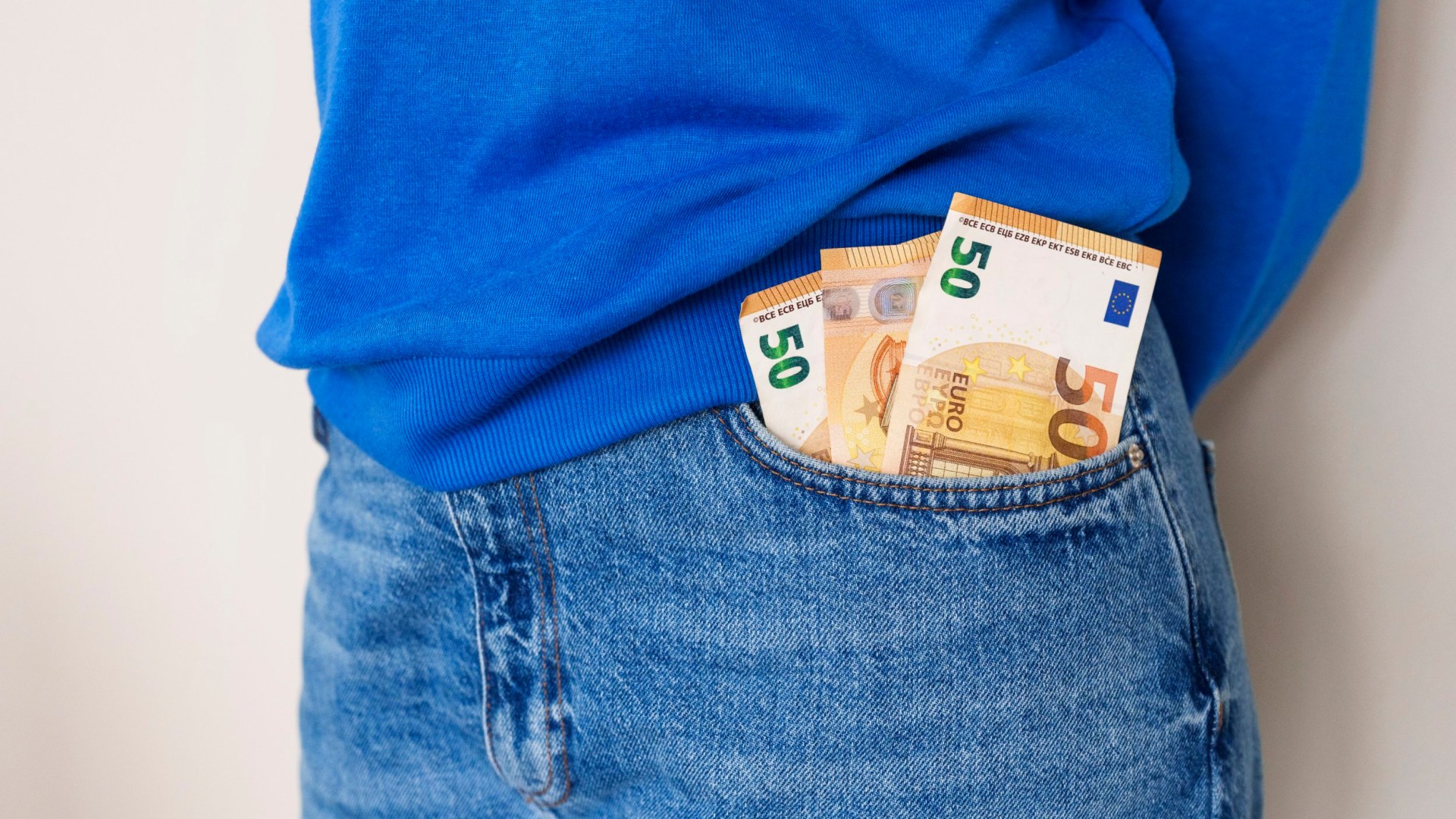Seven major money changes that affected thousands of Irish this month – from social welfare boost to electricity bills [Video]