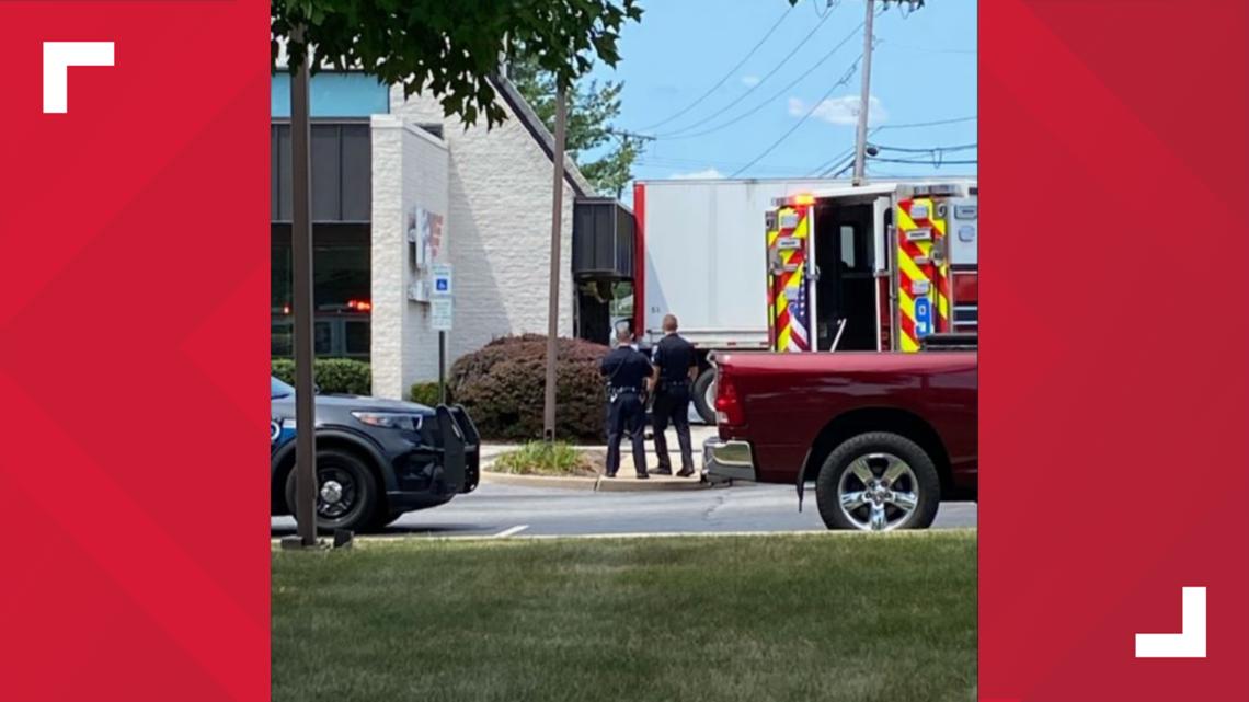 Tractor trailer drifts into bank in York [Video]