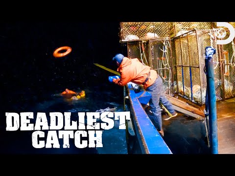 Man Overboard: Crisis on The Northwestern | Deadliest Catch | Discovery [Video]